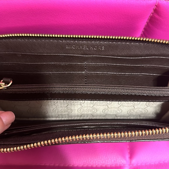 Michael Kors Full Size Zip Around Wallet - Jet Set Continental Wallet, Saffiano - Picture 5 of 6